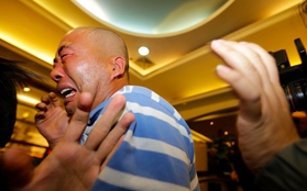 Thân nhân bật khóc thảm thiết khi biết tin MH370 đã rơi xuống Ấn Độ dương