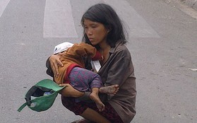 Hành hạ trẻ giữa trưa để xin ăn ở Sài Gòn