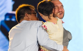 Cô bé Việt Nam không tay dành cho Nick Vujicic nụ hôn đặc biệt