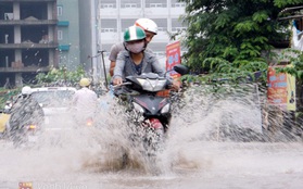 Mưa lớn, đường phố Hà Nội ngập trong biển nước