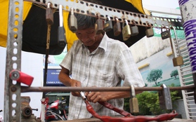 Bí quyết học ngoại ngữ đặc biệt của người thợ khóa câm điếc ở Sài thành