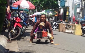 Vạch trần chân tướng người đàn ông "dị tật" ôm con thơ đi bán vé số ở Vũng Tàu