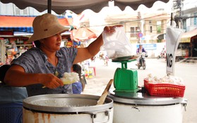“Phố cơm trắng” đặc biệt dành cho người nghèo ở Sài Gòn