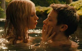"Hawkeye" Jeremy tắm suối với người đẹp nóng bỏng