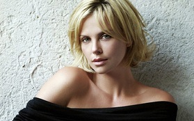 Hoàng hậu ác Charlize Theron gia nhập biệt đội Quý bà đánh thuê