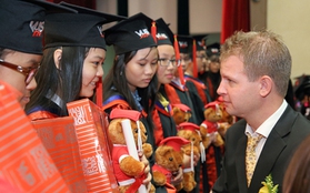 Anh Văn Hội Việt Mỹ trao chứng chỉ Cambridge Flyers & KET cho 649 học viên