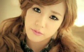 Tiffany (SNSD) trông như búp bê trong clip của Taetiseo