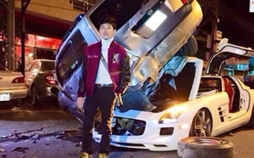 Chụp hình với chiếc Mercedes vỡ nát do tai nạn, nam thanh niên bị chỉ trích