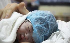 Đón trẻ sơ sinh đầu tiên của năm 2015 tại BV Phụ sản TƯ