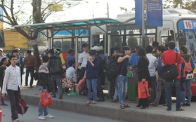 Sinh viên ùn ùn rời Thủ đô về quê đón Tết