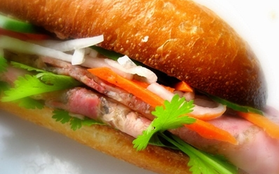 Thưởng thức bánh mì kẹp Sài Gòn giữa lòng Hà Nội