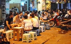 Giới trẻ Hà Thành phủ kín hàng quán vỉa hè sau ngày nắng nóng