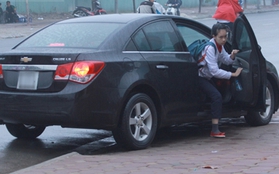 Chùm ảnh: Trời rét, nhiều học sinh Hà Nội đến trường bằng ô tô