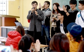 Sinh viên ĐH Thương Mại mang cả ban nhạc vào lớp hát tặng thầy cô
