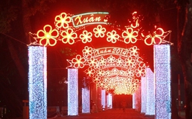 Đường phố Hà Nội trang hoàng lộng lẫy đón năm mới