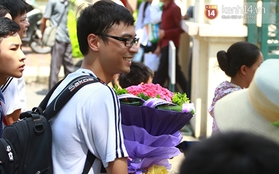Chàng trai tặng hoa cho bạn gái ngay khi kết thúc môn thi cuối