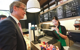 Bên trong cửa hàng Starbucks đầu tiên tại Hà Nội