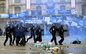 Cảnh sát Pháp dùng hơi cay trấn áp cuộc nổi loạn của CĐV Everton 