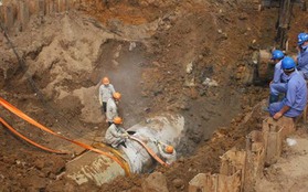 Hà Nội: Đường ống nước sạch sông Đà bị nứt vỡ lần thứ 12
