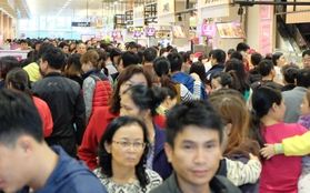 Biển người chen lấn ngộp thở ở Aeon Mall Hà Nội vào dịp cuối tuần