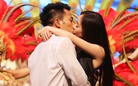Dương Mịch vô tư hôn bạn trai trên sân khấu
