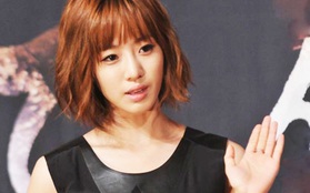 Eun Jung xuất hiện hốc hác với "5 ngón tay"