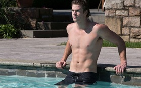 Bạn trai Miley Cyrus khoe body ấn tượng tại hồ bơi 