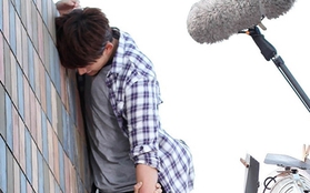 Taecyeon (2PM) bị treo lơ lửng trên nóc nhà