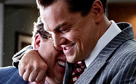 Leonardo DiCaprio cười tí tởn ôm chặt trai già