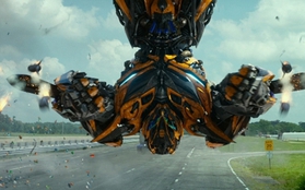 Bumblebee vừa bắn súng, vừa làm xiếc