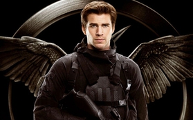 Liam Hemsworth mang đôi cánh đen tuyền trong “Hunger Games 3” 