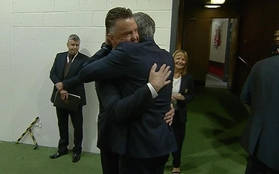 Bỏ qua vẻ lạnh lùng, Mourinho ôm chầm lấy thầy cũ Louis Van Gaal
