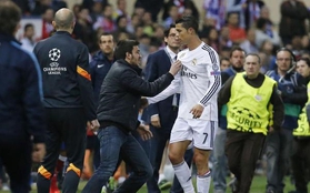 Fan cuồng lao xuống sân ôm ghì Ronaldo