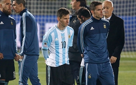 Nỗi buồn vô hạn đằng sau dáng đứng bất động như tượng của Messi
