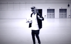 Justin Bieber trổ tài tâng bóng cực đỉnh