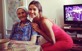 Irina Shayk tri ân bà ngoại “điệp viên” của mình