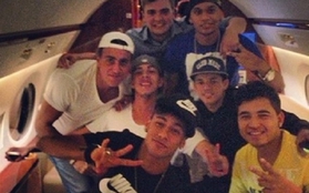 Neymar tạo dáng cùng chiến hữu trên phi cơ tới Barcelona