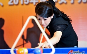 Nữ cơ thủ xinh đẹp Phan Hiểu Đình khoe vẻ tươi tắn bên bàn billiards