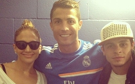 Ronaldo khoe ảnh “tíu tít” bên cạnh Jennifer Lopez