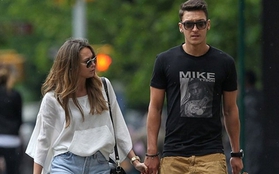 Ozil và bạn gái được báo Anh ví như cặp "Beckham - Victoria người Đức"