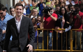 Messi bảnh bao trong ngày ra tòa về tội trốn thuế