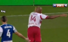 Thierry Henry nhảy nhót, lắc mông trêu tức trọng tài