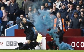  Trọng tài biên bị CĐV Tottenham “ném bom” ngay trên sân