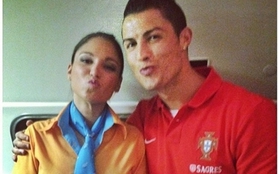 Ronaldo chu môi "pose" ảnh bên nữ tiếp viên hàng không