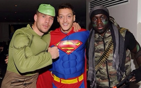 Mesut Ozil hóa Superman cực ngầu trong tiệc Giáng sinh của Arsenal