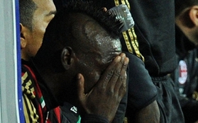Balotelli bất ngờ "khóc nhè" ngay trên sân bóng