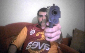 Fan Galatasaray và Chelsea nói chuyện với nhau bằng… súng