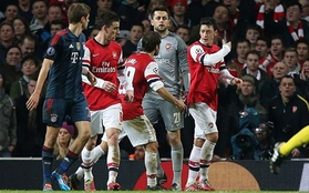 Mesut Ozil và đồng đội suýt “tẩn nhau” ngay trên sân