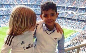 Ngộ nghĩnh hình ảnh con trai Ronaldo và Modric khoác vai nhau "như người lớn"