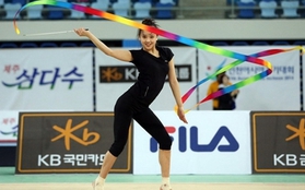 Bông hoa thể dục xứ Hàn khoe đường cong trong trang phục bó sát